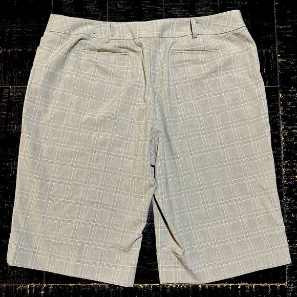 SOLD Lane Bryant grey flat front cuffed plaid bermuda shorts 20W - Picture 3 of 5